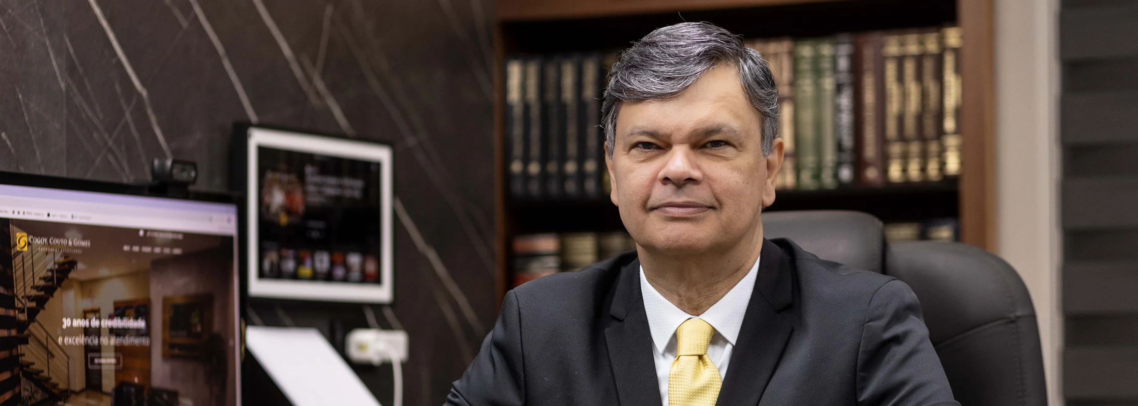 Dr. Carlos no escritório